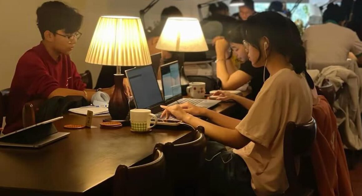 KHI TẤT CẢ ĐÁNH VẤN CHUYÊN TẾT, NHỮNG NGƯỜI TRẺ VẪN CHẠY CHÍP VĂN BẢN CUỐI NĂM