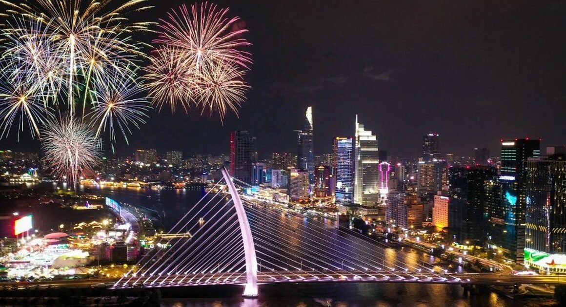 KHÁM PHÁ CHIẾC ĐÈN HỘI MÙA XUÂN NGHỆ THUẬT ĐẶC SẮC NHẤT NĂM 2026 TẠI TP.HCM!