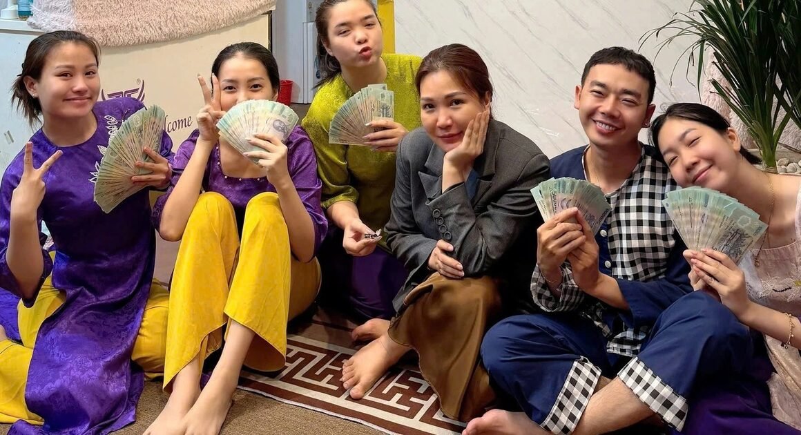 AI CHUYỆN THƯƠNG YÊU ĐỘC ĐÁO CỦA CHỦ TIỆM ÁO DÀI NHÂN NGÀY TẾT