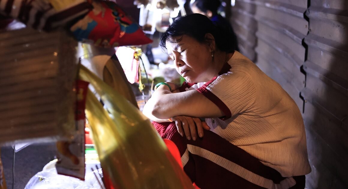 KHÁM PHÁ XÓM MUA NGỦ 40.000 ĐỒNG, NƠI NGƯỜI BÁN HÀNG RONG BÌNH ĐỊNH SUỐT ĐÊM GẬU TẾT!