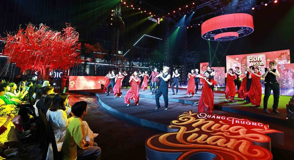 TẠM NGƯNG TẬP MÙA TẾT, BỨC TRANH BẢO CHỨNG BỎNG BAY KHÁN GIẢ!