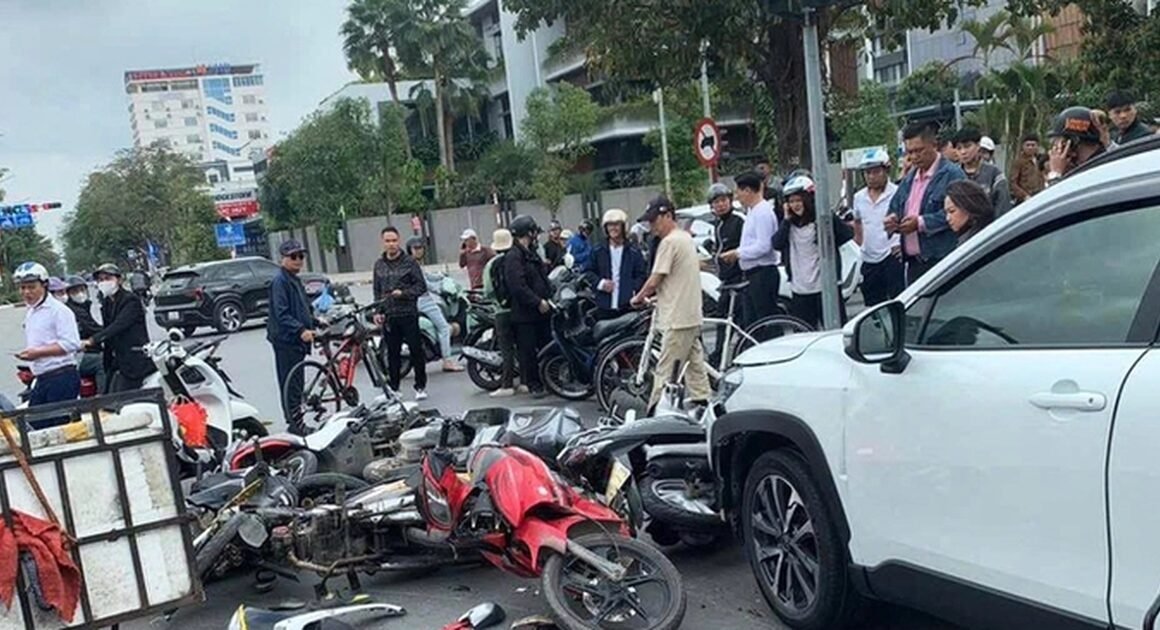 Ô TÔ BẤT NGỜ LAO VÀO DÒNG XE DỪNG ĐÈN ĐỎ, GÂY CHUỖI THƯƠNG VỤ VÀ HÀNG CHỤC XE MÁY ĐỔ NÁT TRÊN PHỐ NHẬN TRẠNG MÙNG 5 TẾT!