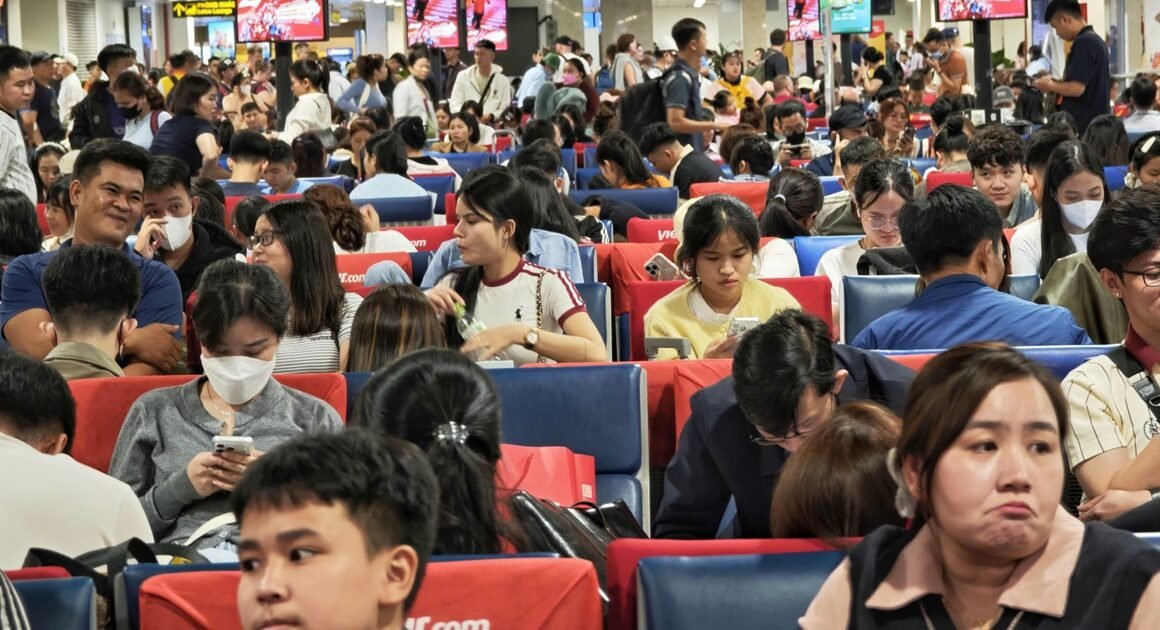 SÂN BAY TÂN SƠN NHẤT CHUẨN BỊ GẬP RÚT TRONG NGÀY CAO ĐIỂM TRƯỚC TẾT, HÀNG TRĂM NGHÌN HÀNH KHÁCH ĐANG SĂN SÁNG HÀNH TRÌNH VỀ NHÀ