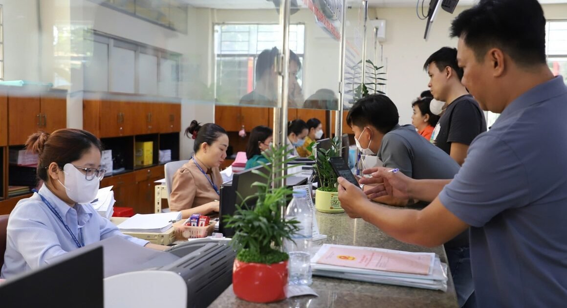 HÀNG TRĂM CÔNG CHỨC PHƯỜNG, XÃ BỊ ĐIỀU CHUYỂN SAU SÁP NHẬP, GIẢI QUYẾT GẦN 50% TÌNH TRẠNG THỪA-THIẾU BIÊN CHẾ!