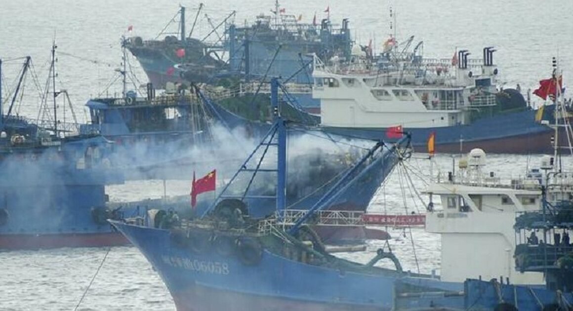 HÀNG NGÀN TÀU CÁ TRUNG QUỐC TÀN SÁT BIỂN HOA ĐÔNG, TẠO NÊN “TƯỜNG NỔI” DÀI HƠN 400 KM LIỆU CÓ GÌ ĐẰNG SAU?