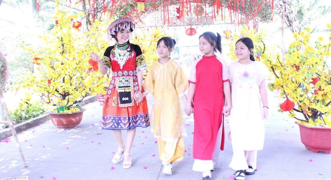 CÔ HIỆU TRƯỞNG TRƯỜNG TIỂU HỌC TẠI TP.HCM GÂY ẤN TƯỢNG VỚI TRANG PHỤC DÂN TỘC MÔNG VÀ NHẢY SẠP CÙNG HỌC SINH TRONG NGÀY HỘI ĐÓN TẾT