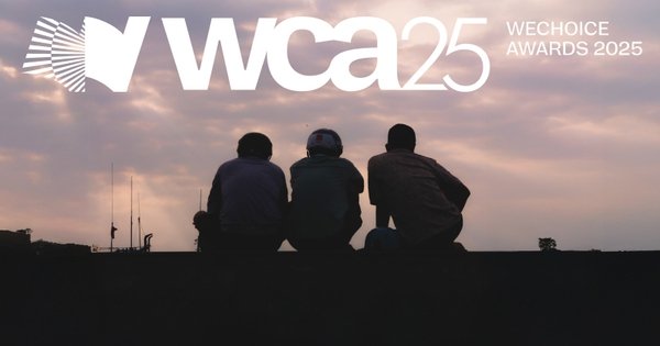 BA NGƯỜI TRÊN BIỂN, MỘT ĐẾN CÙNG MỘT, HÒA TRONG CHIẾN THẮNG CHỮA LẤY SINH MẠNG CHO CHÚNG, CHỜ ĐỢI AI ĐÓ ĐẾN GIÚP.