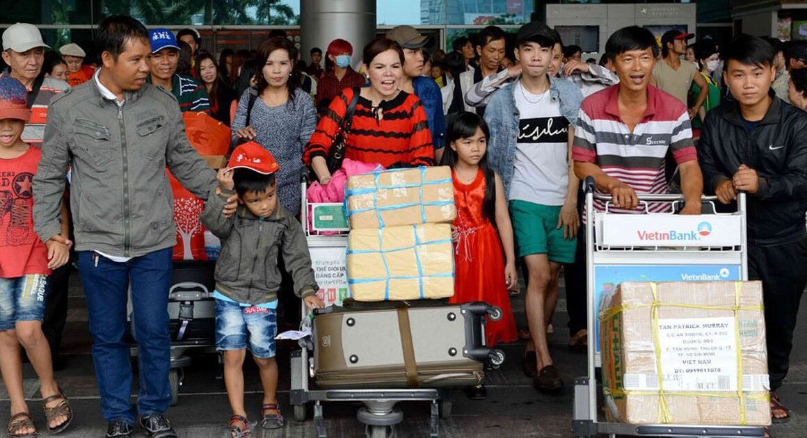 CUỐI CÙNG NGÀY NGHỈ, SÂN BAY TÂN SƠN NHẤT CHẠY NỐT LÒNG VỚI DÒNG KHÁCH KHỦNG, ĐẶC BIỆT LÀ GIAO ĐÚC CHIỀU.