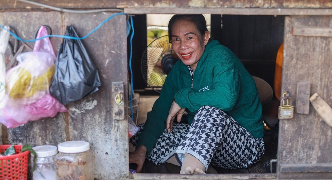 KHI TẾT GẦN KẾT, XÓM CHỢ NỔI MIỀN TÂY VẪN RẬP RÀNH TRÊN GHE, NGƯƠI NGƯỜI ĐI VỀ QUÊ TRONG HƠI THỞ CỦA GIA ĐÌNH TRÊN SÓNG.