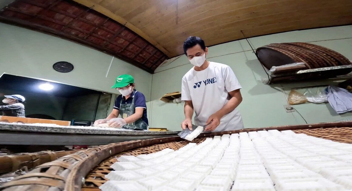 KHÁM PHÁ NỘI DUNG HÉ LỘ VỀ NHỮNG NGHỀ TRUYỀN THỐNG ĐANG BỀN VỮNG GIỮ HƠN KHÔNG KHÍ TẾT Ở PHỐ CỔ THU XÀ!