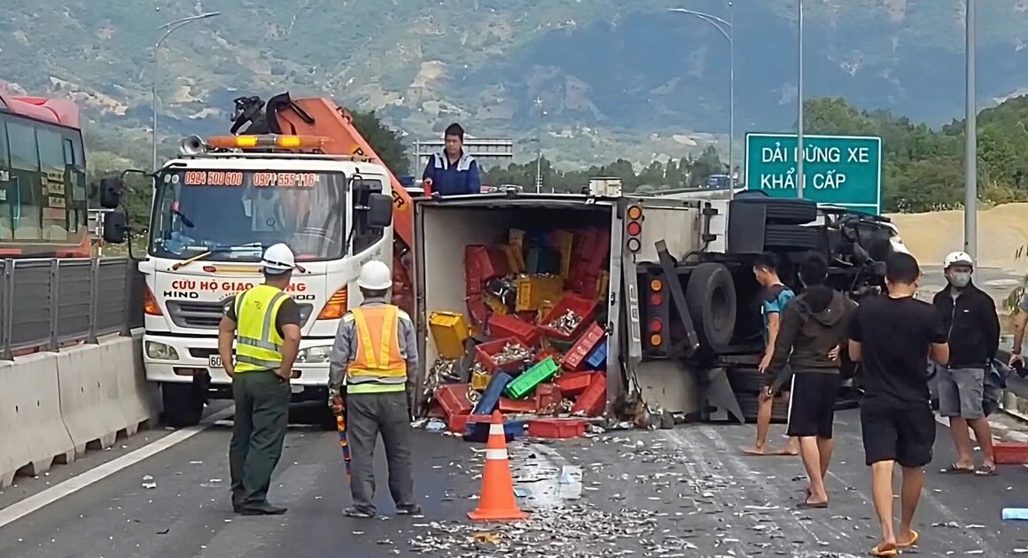 HIỆN TRƯỜNG TAI NẠN KINH HOÀNG GÂY ÁCH TẮC NẶNG TRÊN CAO TỐC KHÁNH HÒA—GÂY KHÓ CHỊU CHO HÀNG KHƯƠNG HÀNG KM