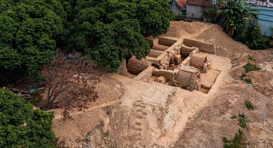 KHÁM PHÁ NGÔI MỘ CỔ 2.000 NĂM VỚI CẤU TRÚC PHỨC TẠP VÀ HIỆN VẬT QUÝ GIÚP MỞ RỘNG HIỀU BIẾT VỀ VĂN HÓA SÔNG BẠCH ĐẰNG ĐẦU CÔNG NGUYÊN!