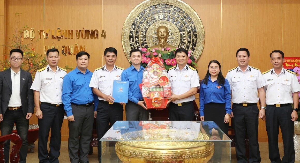 KHÁCH MỜI ĐẾN TỪ ĐẶC BIỆT, NGUYỄN MINH TRIẾT GẶP GỠ CHIẾN SĨ VÙNG 4 HẢI QUÂN TẠI CAM RANH