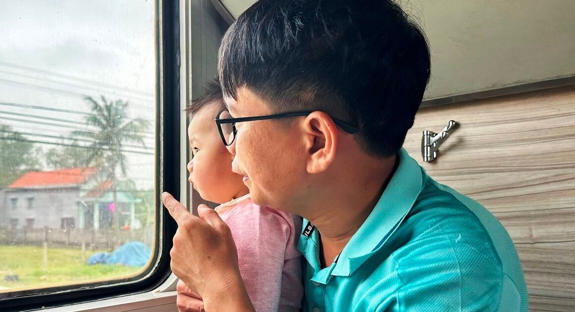 NGƯỜI XA XỨ VÀO MÙA XUÂN MUỘN TRÊN CHUYẾN TÀU ĐÊM TỐI GIAO THỪA