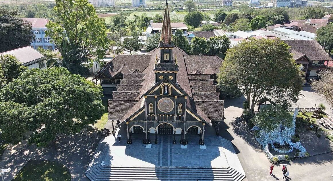 KHÁM PHÁ NGÔI NHÀ THỜ GỖ ĐẶC BIỆT NHẤT TÂY NGUYÊN, NƠI GỬI GÁM HƠN MỘT HẬU THUỐC LỊCH SỬ VỀ ĐIỀU KỲ DIỆU