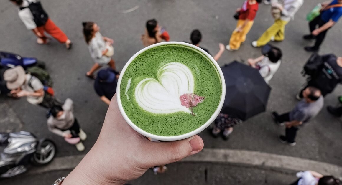 KHÁM PHÁ QUY TRÌNH PHA CHẾ TINH TẾ TRÁI NGƯỢC VỚI GIÁ CAO CHO MỘT CHÉN MATCHA ĐẮC ĐỎ!