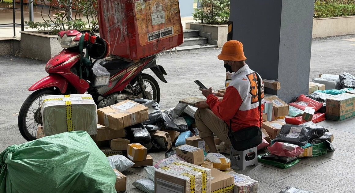 GIÁ XĂNG TĂNG MẠNH, MUA HÀNG ONLINE BỆNH PHÍ VẬN CHUYỂN TĂNG THEO, AI SẼ LÀ NGƯỜI CHỊU?