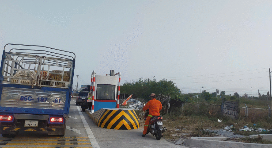 LÂM ĐỒNG VỀ VẤN ĐỀ NÓNG: PHÓ CHỦ TỊCH UBND TỈNH GỬI YÊU CẦU GIẢI QUYẾT TÌNH TRẠNG UẤT TẮC TẠI CÁC TRẠM PHÍ KHÔNG DỪNG TRÊN CAO TỐC BẮC – NAM!