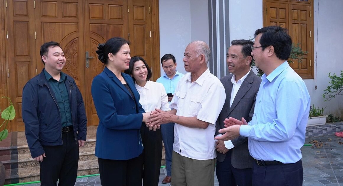 HÀ THỊ NGA VÀ CÁC ỨNG CỬ VIÊN GÂY SỐC KHI TIẾP XÚC CỬ TRI TÂN UYÊN, LAI CHÂU!