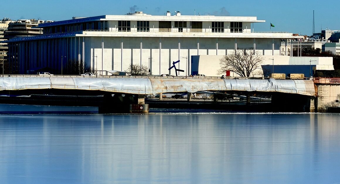 TỔNG THỐNG DONALD TRUMP BỊ KIỆN VỀ VIỆC CẢI TẠO BẤT CHẤP LUẬT, GIỮA LÚC NGÂN SÁCH AN NINH NỘI ĐỊA MẶT TRẬN ĐẮT ĐỎ