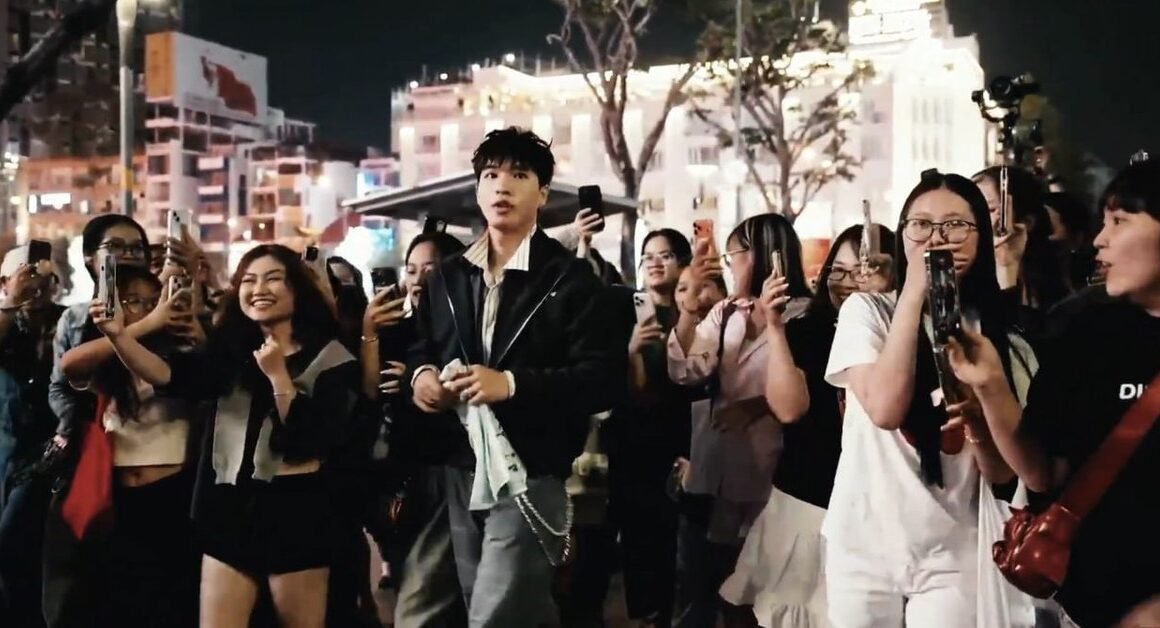 PHỐ Đi Bộ BÙNG NỔ VỚI SỰ XUẤT HIỆN BẤT NGỜ CỦA HIEUTHUHAI, GÂY NỔI CHUỖI TRÀN NGẬP GIÁC QUAN