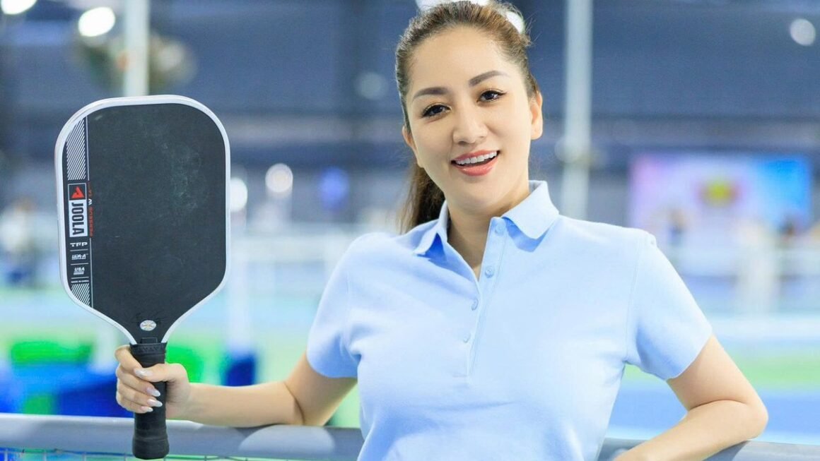 DÙ ĐÃ U40 VÀ LÀ MẸ BA CON, KHÁNH THI VẪN GÂY NGƯỜI XEM TRẦM TRỒN VỚI VÒNG EO GỌN GÀNG VÀ GU THỜI TRANG NĂNG ĐỘNG KHI CHINH PHỤC MÔN PICKLEBALL MỚI “LÀM MƯA LÀM Gió”