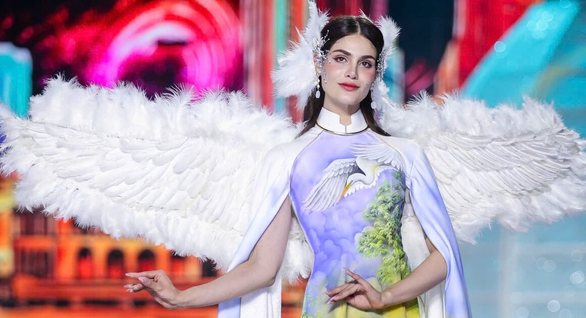 Khám phá đêm khai mạc lễ hội áo dài TP.HCM 2026 với màn trình diễn của hàng trăm nghệ sĩ và vẻ đẹp rực rỡ từ quốc tế!