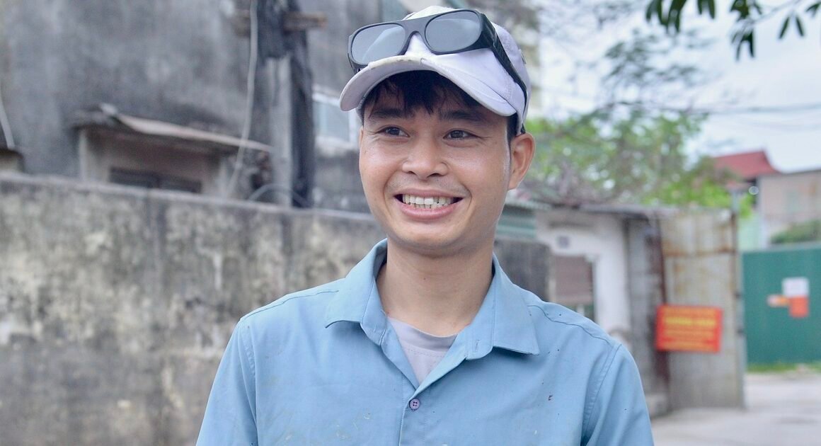 KHI NGƯỜI LẠI PHẢI ĐỐI MẶT VỚI CHÁY NƯỚC ĐÁNG SỢ, ANH DUNG DÙNG HẾT SỨC ĐẬP VỠ MÁI TÔN, CỨU 7 NGƯỜI GIỮA NGÀY CHÁY NGỌT NGÀO!