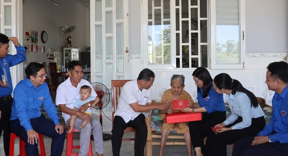 KHÁM PHÁ HOẠT ĐỘNG Ý NGHĨA NHÂN DỊP THÁNG THANH NIÊN VỚI NHỮNG GÓI YÊU THƯƠNG VÀ NHIỆT HUYẾT!