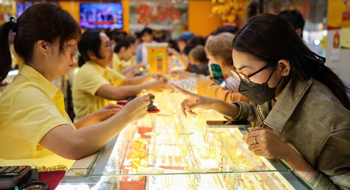 KHÁCH HÀNG ĐỔ XUỐNG VÀNG, VAY VỐN SỐNG ĐỘNG THEO ĐÓ, CHỨNG TỪNG BƯỚC LÊN XUỐNG CỦA THỊ TRƯỜNG.