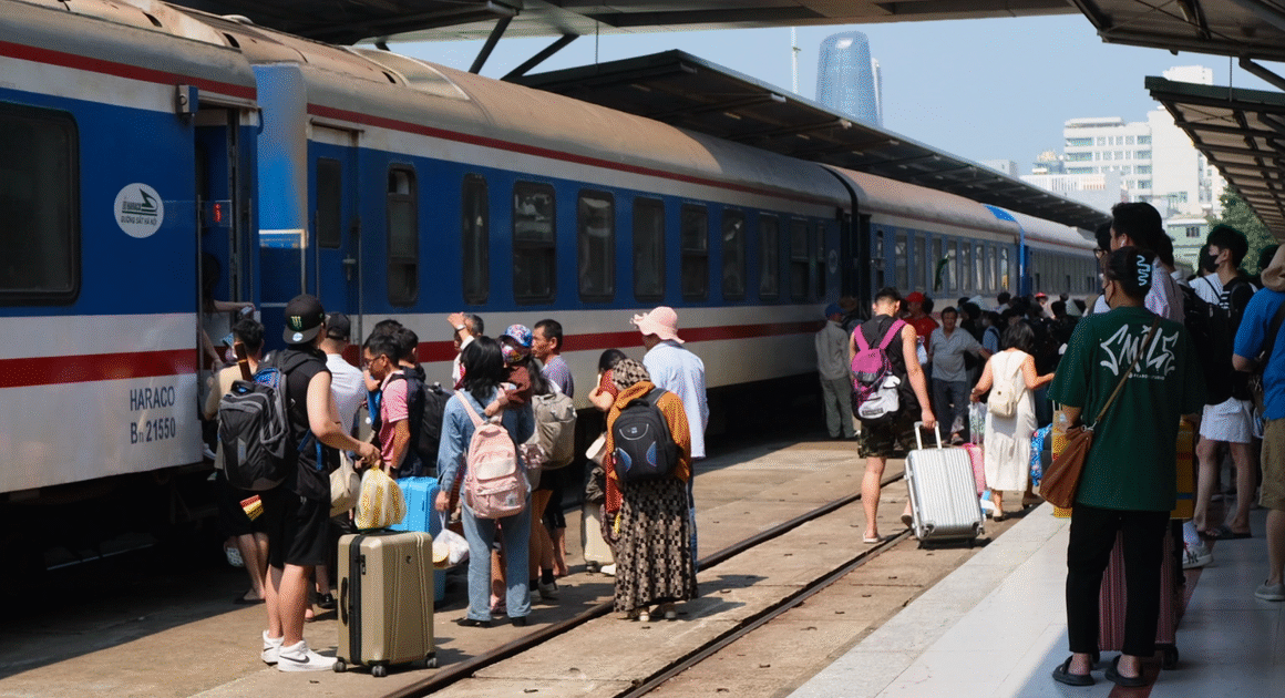 BẤT NGỜ! GIÁ VÉ TÀU HỎA GIẢM TỪ NGÀY 13.3, ĐẦU TƯ XĂNG DẦU ĐƯỢC TRÍCH LỢI GÌ?