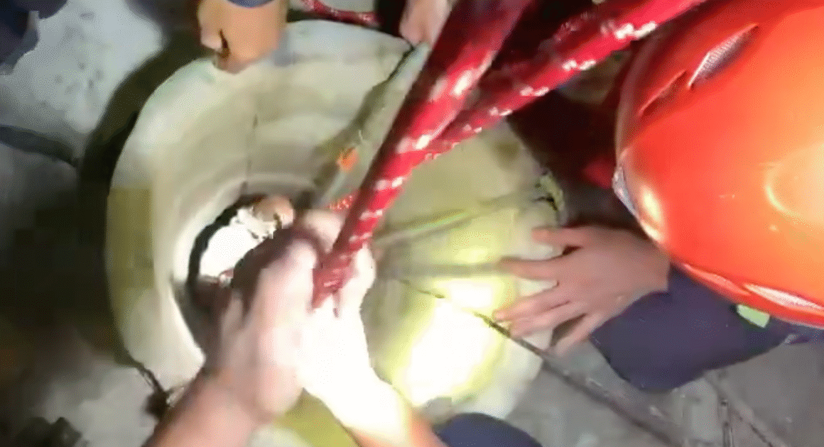 KHI ĐÊM TÙM, LỰC LƯỢNG GIA LAI VÀO CUỘC GIẢI CỨU KÌ THÚ, CỨU CÔ GÁI RƠI XUỐNG GIẾNG SÂU DAY DỨT VÀO CHIỀU.