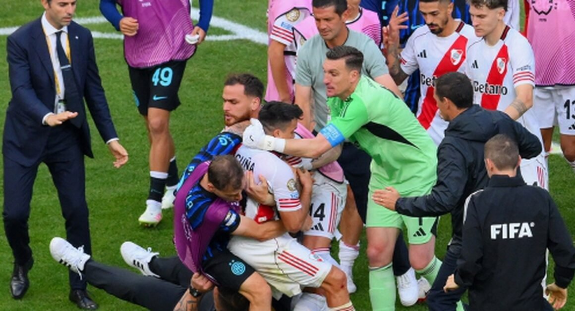 RƯỢT RÀO QUÁ KHẮC LIỆT: CẦU THỦ RIVER PLATE PHẢI NGĂN KHÁCH ĐỤNG ĐẦU VỚI INTER MILAN!