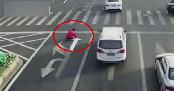 BÀI HỌC ĐẮT GIÁ TỪ HÀNH ĐỘNG GIÚP GIẢM KẸT XE CỦA NGƯỜI ĐÀN ÔNG TRUNG QUỐC