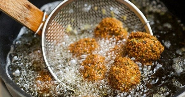 BẠN CÓNG TRÁI CHIỀU ĐƯA THEO VIỆC TRÁNH THỊT MỠ MÀ KHÔNG BIẾT RẰNG CÓ NHỮNG THỰC PHẨM HẰNG NGÀY CẢNH BÁO CHO HỆ MẠCH MÁU CỦA BẠN?