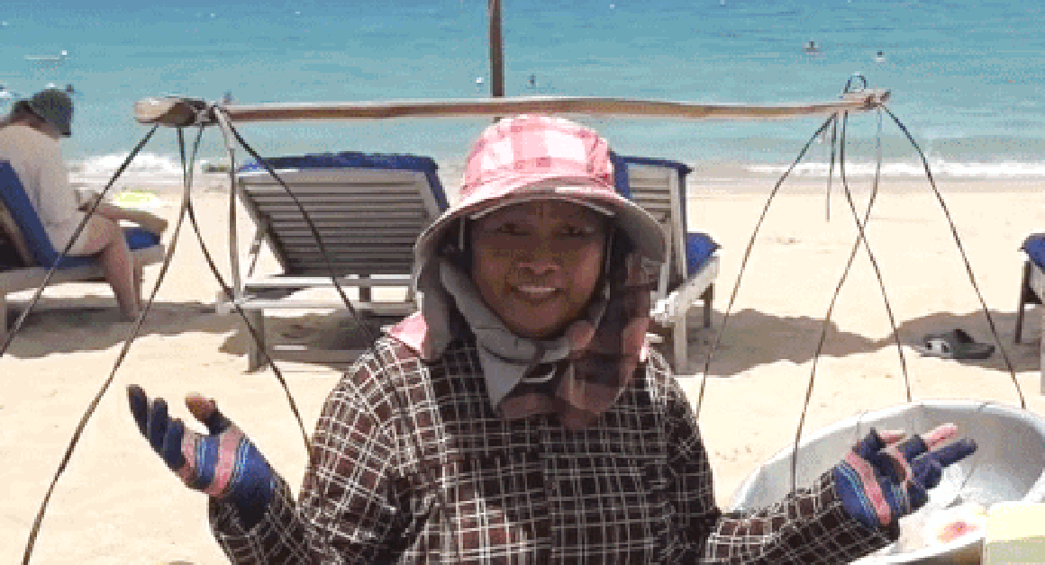 KHÁCH DU LỊCH NGỎ NGÀNG TRƯỚC PHỎNG VẤN TƯƠI SÁNG CỦA PHỤ NỮ BÁN TRÁI CÂY TRÊN BÃI BIỂN NHÀ TRANG!