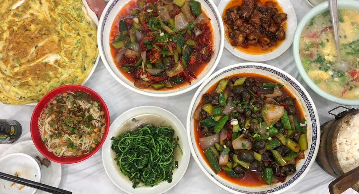 KHÁCH VIỆT BẤT NGỜ KHI TÔ CƠM TRUYỀN THỐNG TRÊN ĐẤT TRUNG QUỐC LẠI GẦN GIỐNG NHƯ TRONG PHIM CỔ TRANG!