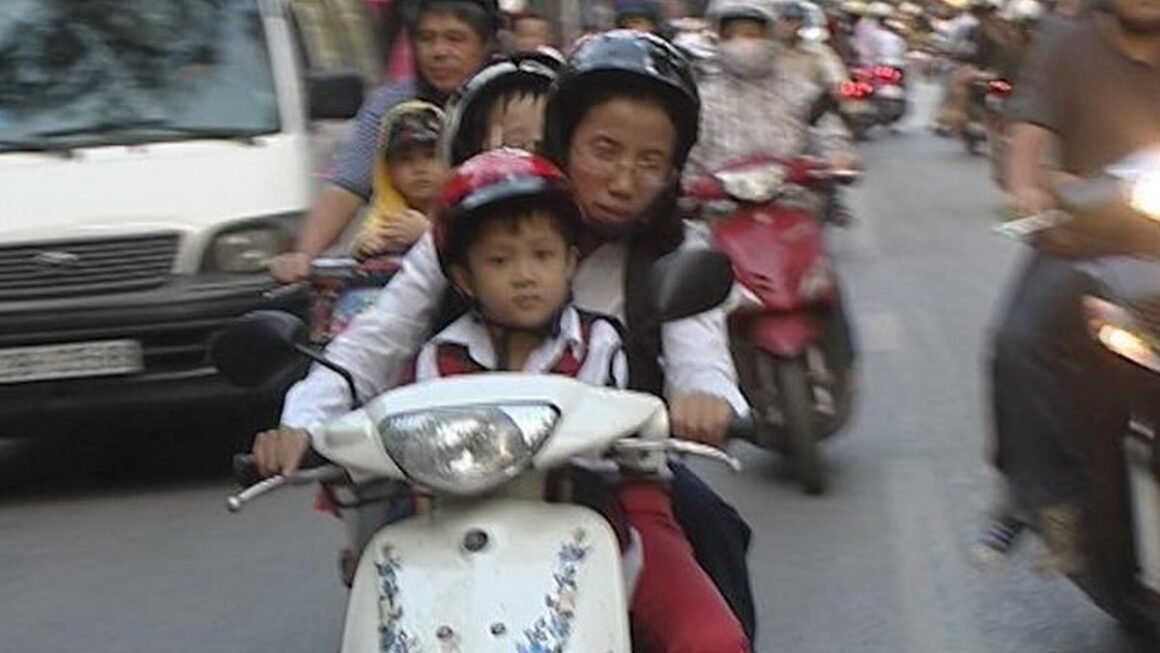 KHÍ THƠM LÒNG MẸ – NHỮNG HÌNH ẢNH CŨNG NHƯ NHỮNG GIAN TRÁI THÉP CỦA PHỤ NỮ VÀ XÃ HỘI