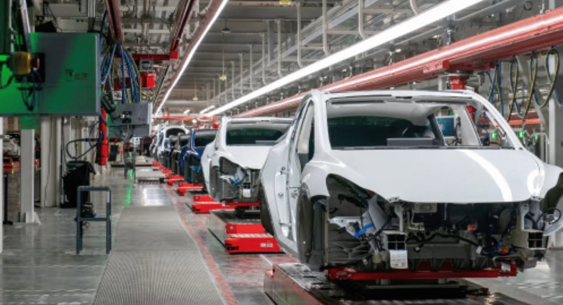 TESLA CYBERTRUCK ĐẦU TIÊN CHÍNH THỨC LÊN DÂY, MỞ RA HÀNG LOẠT KHẢ NĂNG ĐÁNG CHỜ!