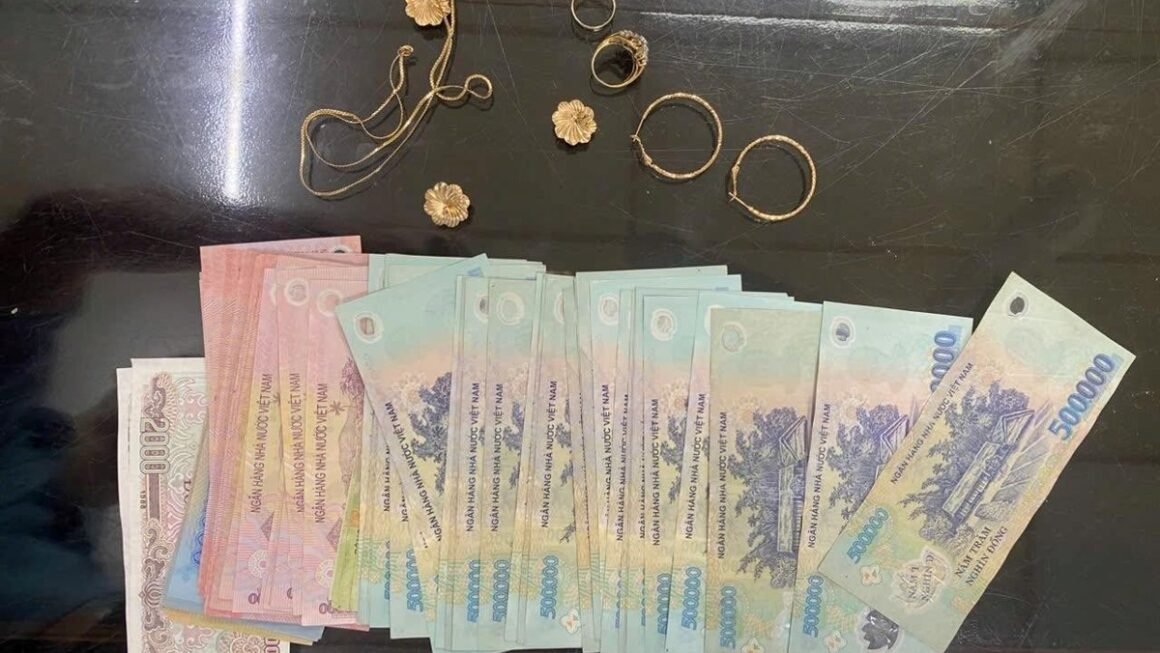 NGƯỜI PHÓNG TIN BỊ QUÊN TÚI XÁCH CHỨA NHIỀU TÀI SẢN GIÁ TRỊ TRÊN TẦNG HÀNH LÝ!