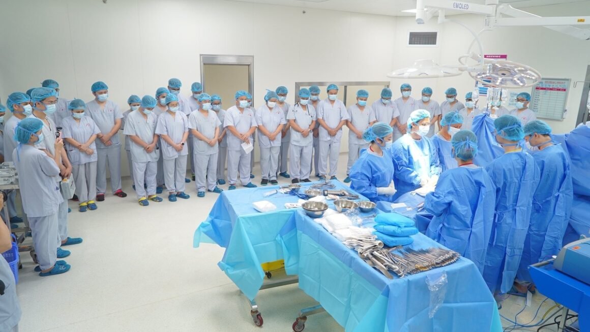 NỖI ĐAU CHẤT CHỒNG CHẾT NÃO, BÀI HỌC VỀ SỨC MẠNH CỦA NIỀM TIN VÀ SÁNG KIẾN CỦA NGƯỜI VỢ DẪN DẮT HƠN 10 CUỘC ĐỜI TRONG NGHỊCH CẢNH TỬ THẦN