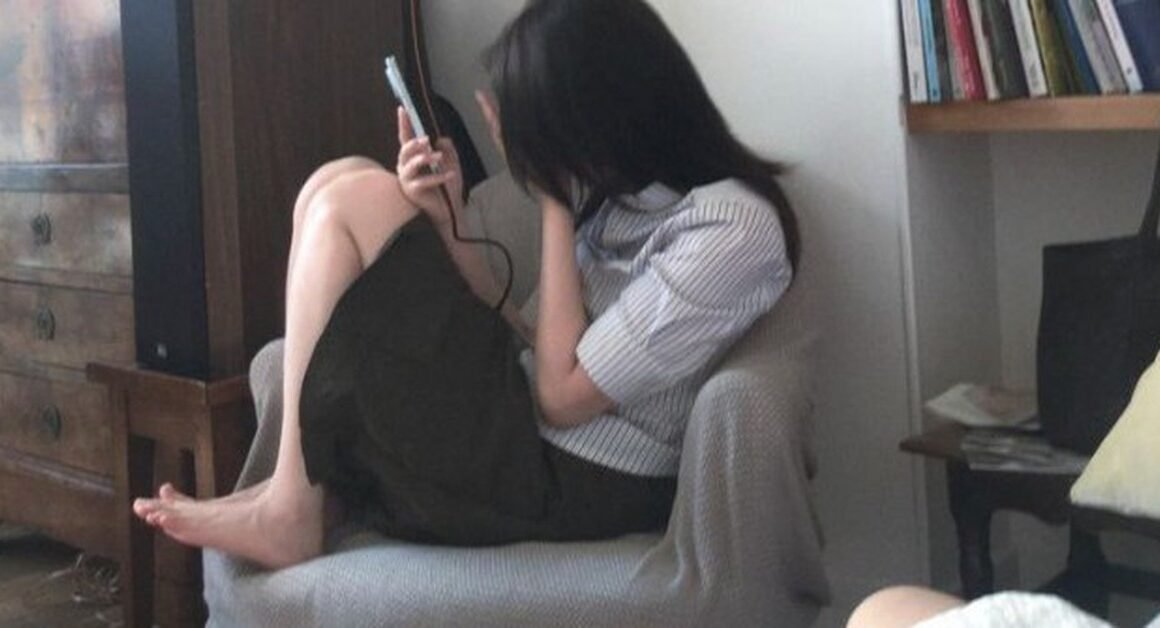 TẠI SAO MẸ THƯỜNG NÓI NHẸ NHÀNG VỚI NGƯỜI KHÁC, NHƯNG LẠI GÁY GẮT VỚI CON?