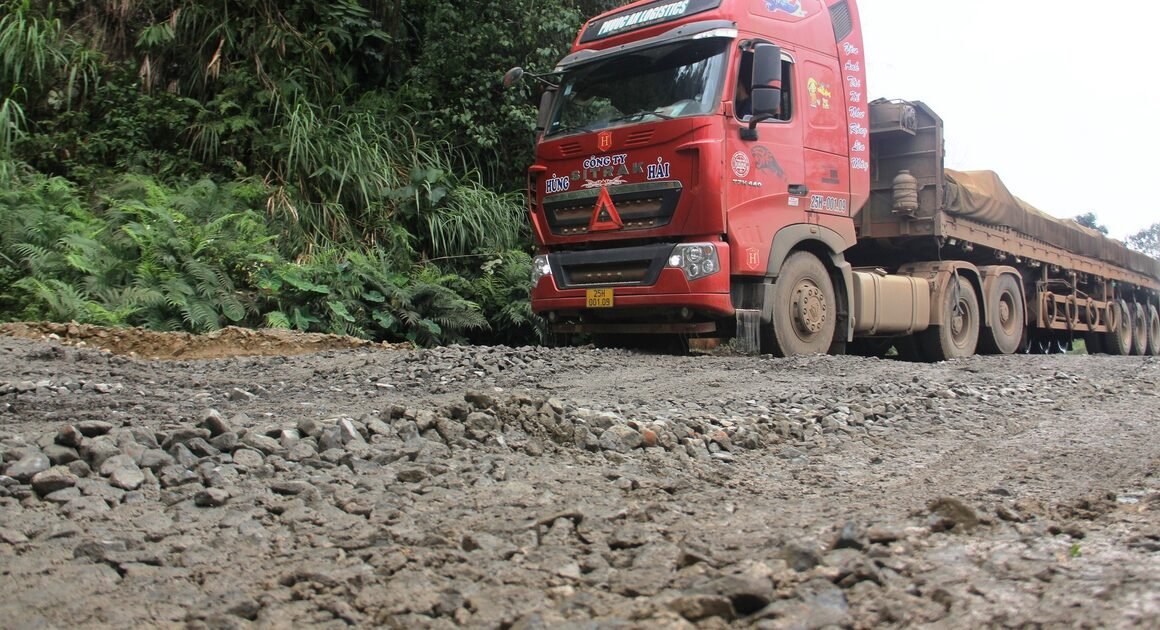 DỰ ÁN NÂNG CẤP QUỐC LỘ 14D 4.500 TỶ ĐỒNG ỦA ĐÀ NẴNG ĐANG CHẠM CHẬM TRƯỚC NGHỀ LẤN CHIÊM XÂY DỰNG TRÁI PHÉP!