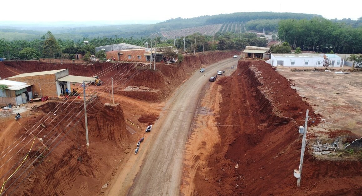 BÊN TRONG NHỮNG KHOẢNG CHUYỂN HÀNG TRĂM TẤN ĐẤT MẤT TÍCH ĐÁNG SỢ, ĐẤU ĐẾN ĐÂU?