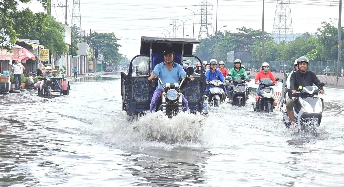 CƠN MƯA LỚN KÉO THEO NGẬP SÂU, NHIỀU NGƯỜI PHẢI LỘI NƯỚC VỀ NHÀ TRONG TỊCH THẢO!