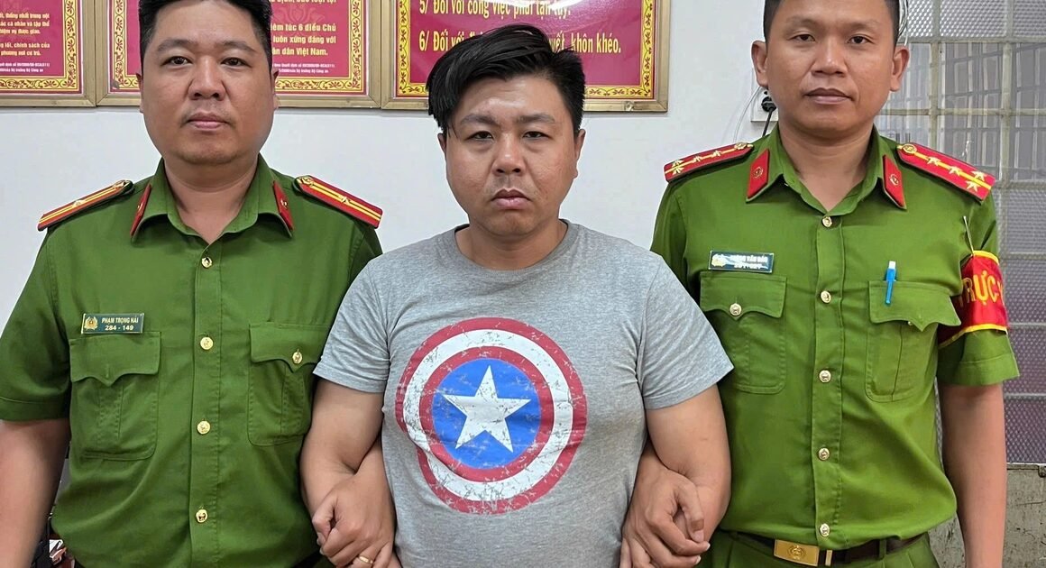 KHẨN: TÀI XẾ XE ÔM BỊ BẮT KHẨN VỀ HÀNH VI GÂY RỐI TRẬT TỰ CÔNG CỘNG TRƯỚC SÂN BAY!