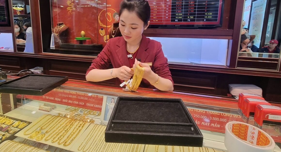 KHÁCH HÀNG CHỈ BIẾT GIÁ VÀNG, NHƯNG ĐỪNG BỎ QUA CƠN KIỂM TRA TUỔI VÀNG ĐÍCH THỰC!