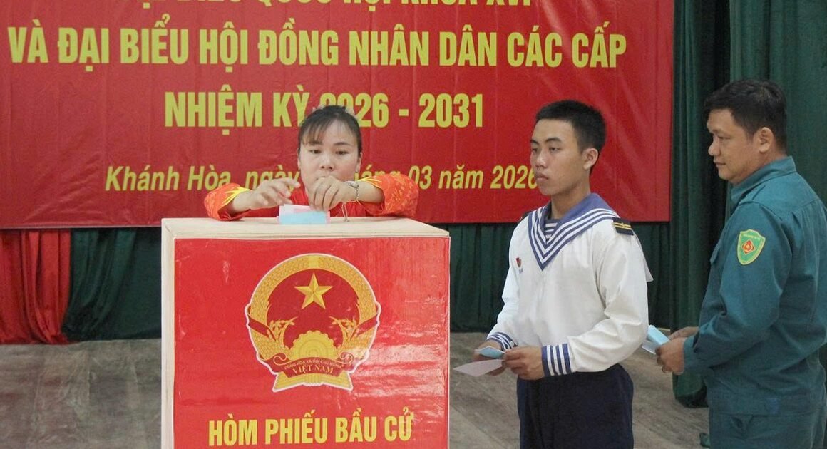 KHÁCH HÀNG ĐI BẦU CỬ TRÊN ĐẢO TRƯỜNG SA: NGHĨA VỤ ĐẤT-TRỜI ĐÓN ĐOÀN ĐẠI BIỂU QUỐC GIA!