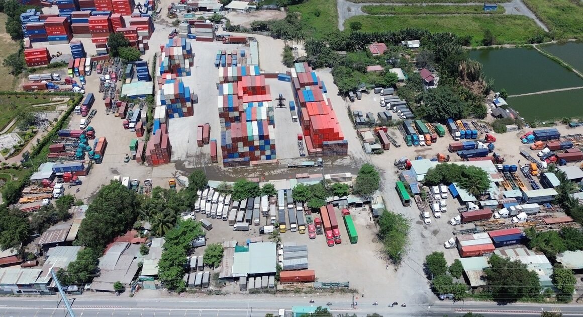 TẠI SAO BẤT CHẤP VI PHẠM, CÁC BÃI XE CONTAINER VẪN HOẠT ĐỘNG ?