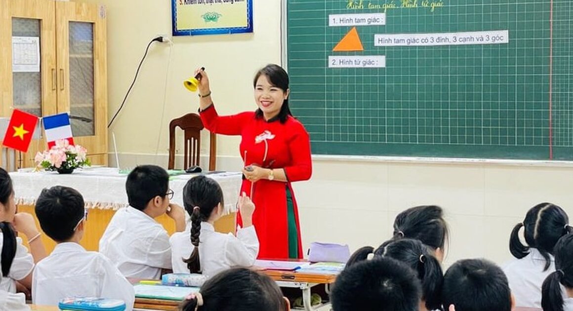 BỘ GIÁO DỤC KHẲNG ĐỊNH: HIỆU TRƯỞNG, PHÓ HIỆU TRƯỞNG VẪN PHẢI GIỮ CHÂN, ĐỨNG LỚP THAY VÌ ĐỔI SÁCH!